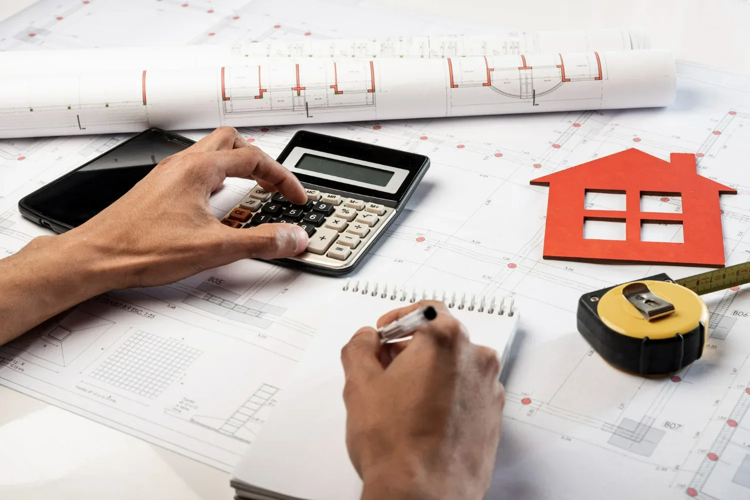 Pessoa calculando a valorização do imóvel depois de entender o que valoriza um imóvel