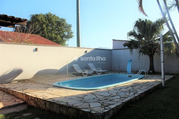 Casa à venda com 135m², 4 quartos, 1 suíte, 3 vagas no bairro Campeche em Florianópolis