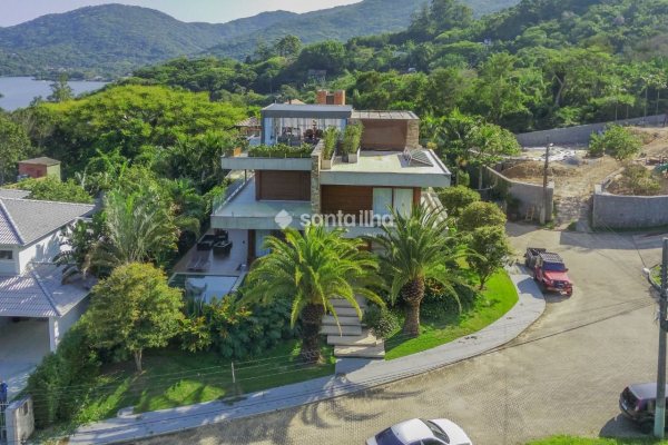 Casa à venda com 750m², 3 quartos, 3 suítes, 3 vagas no bairro Lagoa da Conceição em Florianópolis