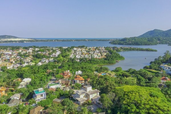 Casa à venda com 750m², 3 quartos, 3 suítes, 3 vagas no bairro Lagoa da Conceição em Florianópolis