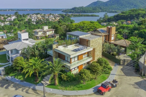 Casa à venda com 750m², 3 quartos, 3 suítes, 3 vagas no bairro Lagoa da Conceição em Florianópolis