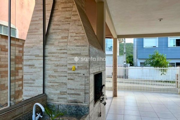 Casa à venda com 110m², 3 quartos, 1 suíte, 1 vaga no bairro Rio Tavares em Florianópolis