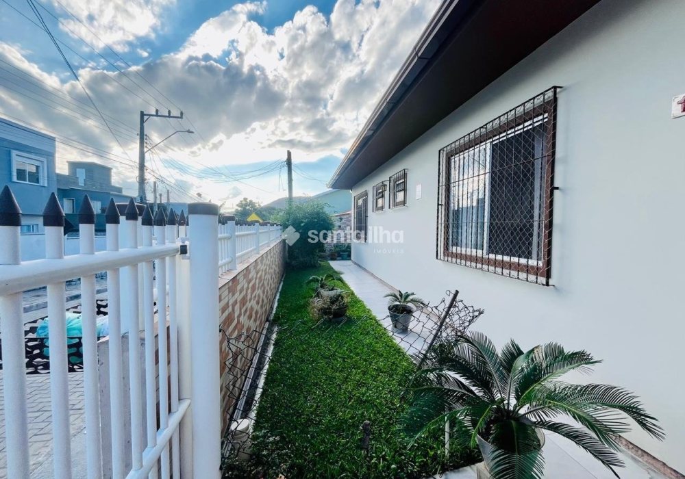 Casa à venda com 110m², 3 quartos, 1 suíte, 1 vaga no bairro Rio Tavares em Florianópolis - Foto 1