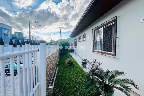 Casa à venda com 110m², 3 quartos, 1 suíte, 1 vaga no bairro Rio Tavares em Florianópolis