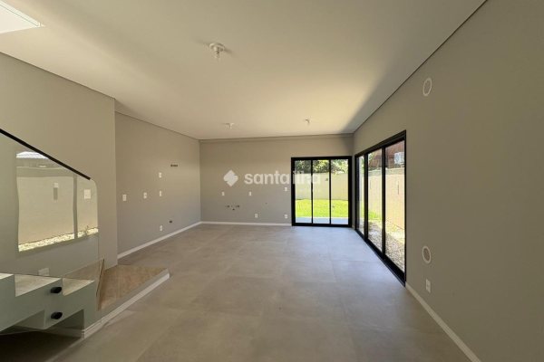 Casa à venda com 208m², 4 quartos, 3 suítes, 1 vaga no bairro Campeche em Florianópolis