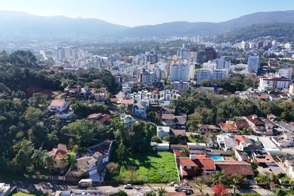 Terreno à venda com 750m² no bairro Trindade em Florianópolis