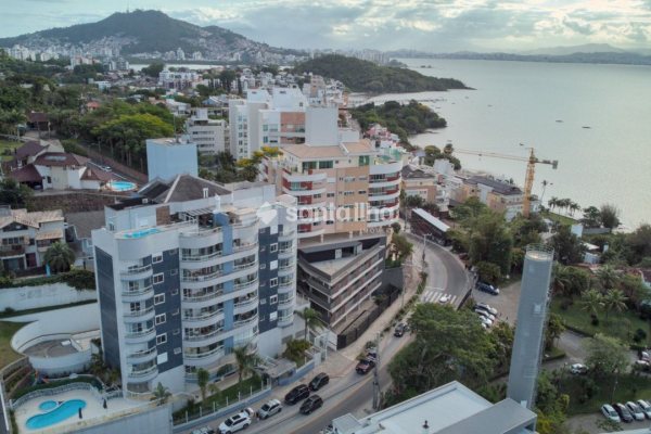 Apartamento à venda com 150m², 4 quartos, 3 suítes, 2 vagas no bairro João Paulo em Florianópolis
