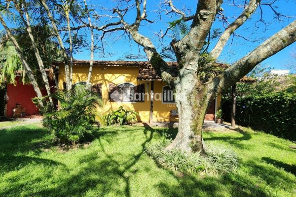 Casa à venda com 180m², 3 quartos, 1 suíte, 5 vagas no bairro Campeche em Florianópolis