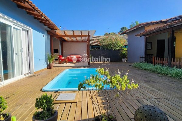 Casa à venda com 180m², 3 quartos, 1 suíte, 5 vagas no bairro Campeche em Florianópolis