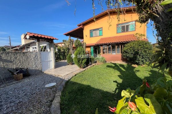 Casa à venda com 513m², 4 quartos, 2 suítes, 2 vagas no bairro Campeche em Florianópolis