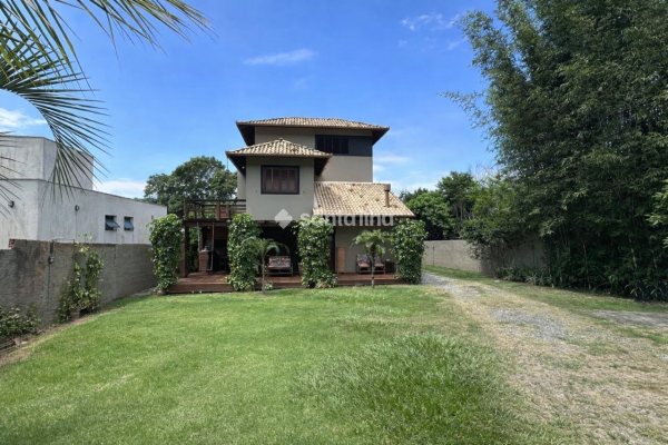 Casa à venda com 250m², 4 quartos, 2 suítes, 4 vagas no bairro Açores em Florianopolis