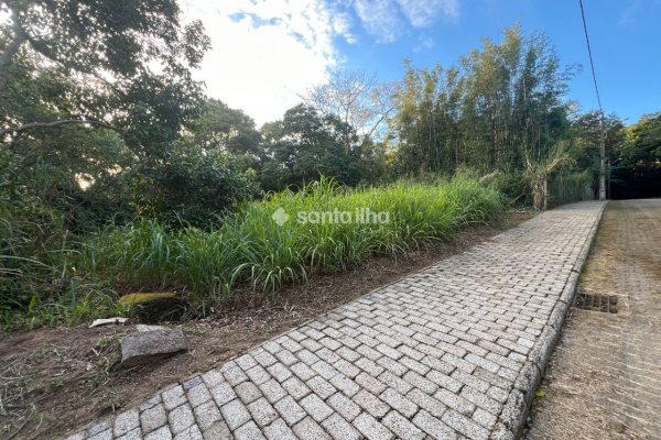 Terreno à venda com 450m², 1 vaga no bairro Campeche em Florianópolis