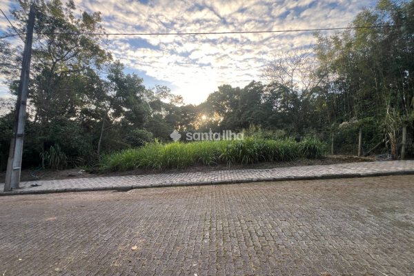 Terreno à venda com 450m², 1 vaga no bairro Campeche em Florianópolis