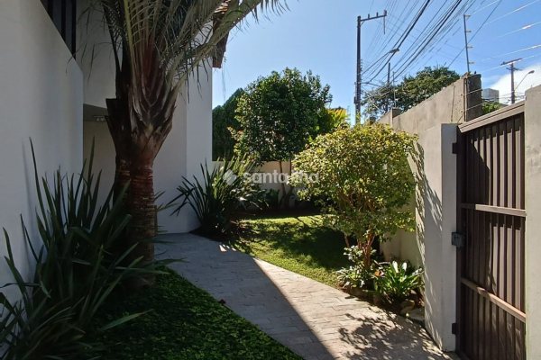 Casa à venda com 269m², 3 quartos, 3 suítes, 8 vagas no bairro Centro em Florianópolis