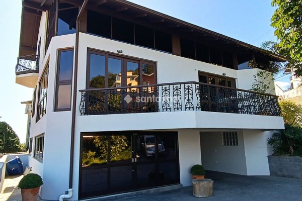 Casa à venda com 269m², 3 quartos, 3 suítes, 8 vagas no bairro Centro em Florianópolis