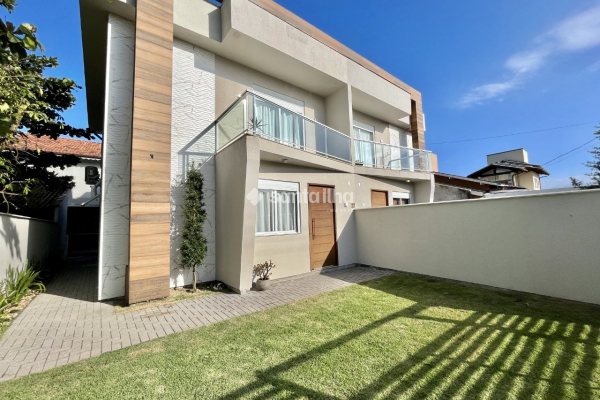 Casa à venda com 154m², 3 quartos, 1 suíte, 2 vagas no bairro Campeche em Florianópolis