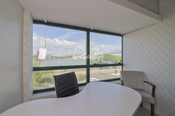 Sala/Conjunto à venda com 61m², 1 vaga no bairro Centro em Florianópolis