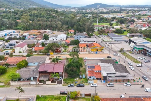 Terreno à venda com 600m², 1 vaga no bairro Morro das Pedras em Florianópolis