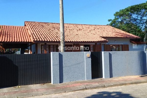Casa à venda com 150m², 3 quartos, 2 suítes, 3 vagas no bairro Campeche em Florianópolis