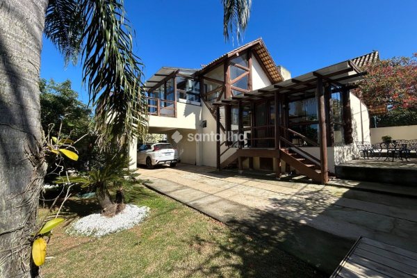 Casa à venda com 224m², 3 quartos, 3 suítes, 3 vagas no bairro Rio Tavares em Florianópolis