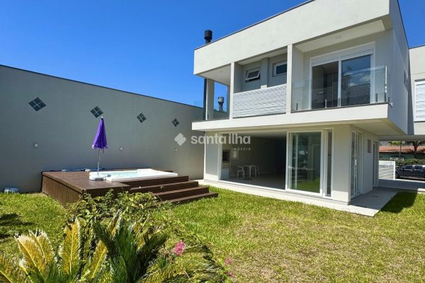 Casa à venda com 221m², 3 quartos, 3 suítes, 2 vagas no bairro Campeche em Florianópolis
