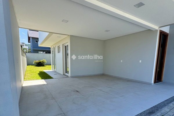 Casa à venda com 221m², 3 quartos, 3 suítes, 2 vagas no bairro Campeche em Florianópolis