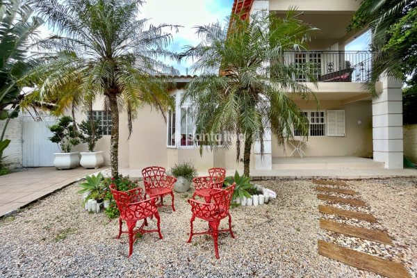 Casa para alugar com 330m², 5 quartos, 2 suítes, 3 vagas no bairro Campeche em Florianópolis