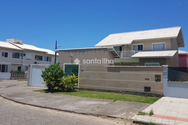 Casa à venda com 425m², 4 quartos, 2 suítes, 3 vagas no bairro Campeche em Florianópolis