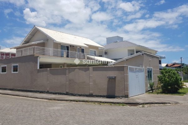 Casa à venda com 425m², 4 quartos, 2 suítes, 3 vagas no bairro Campeche em Florianópolis