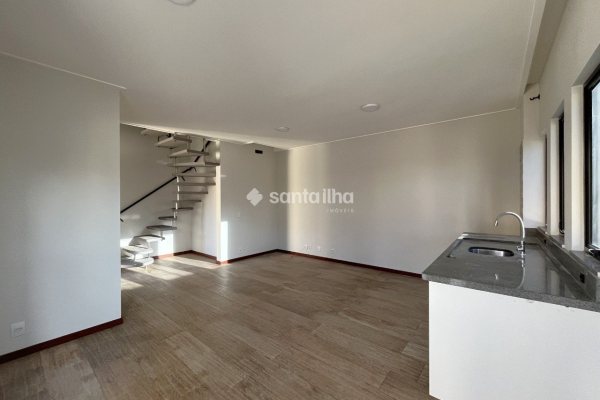 Casa para alugar com 120m², 2 quartos, 2 suítes, 2 vagas no bairro Rio Tavares em Florianópolis