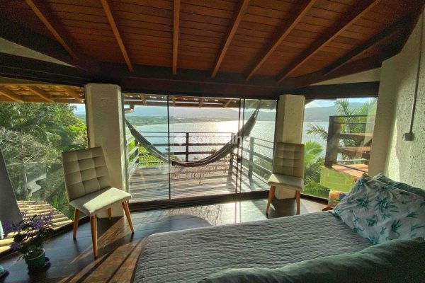 Casa para alugar com 250m², 4 quartos, 1 suíte, 1 vaga no bairro Lagoa da Conceição em Florianopolis