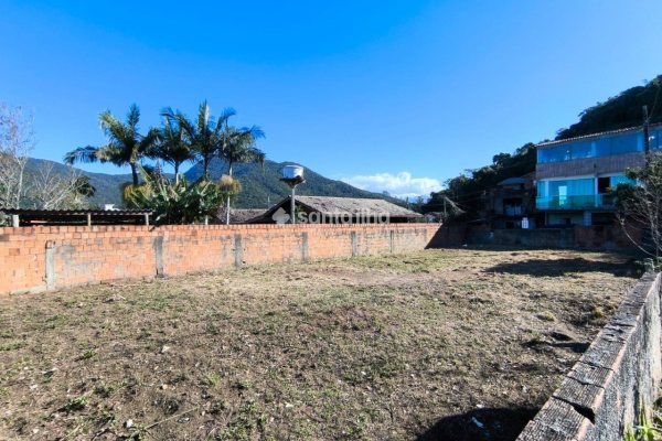 Terreno à venda com 360m² no bairro Ribeirão da Ilha em Florianópolis