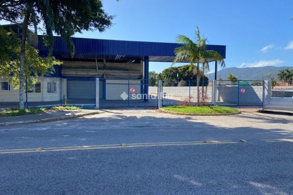 Galpão para alugar ou comprar com 4.475m², 4 vagas no bairro Carianos em Florianópolis