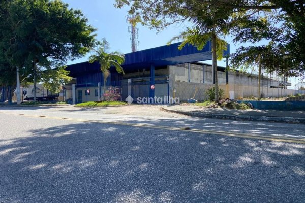 Galpão para alugar ou comprar com 4.475m², 4 vagas no bairro Carianos em Florianópolis