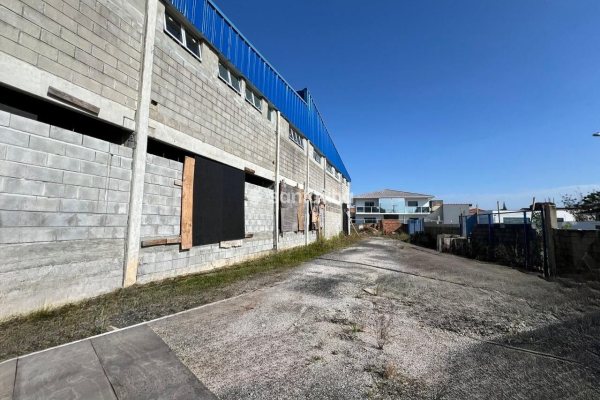 Galpão para alugar ou comprar com 4.475m², 4 vagas no bairro Carianos em Florianópolis