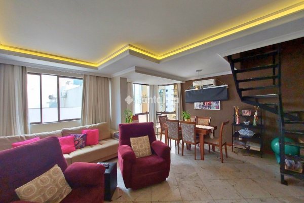 Cobertura à venda com 215m², 4 quartos, 1 suíte, 2 vagas no bairro Centro em Florianópolis
