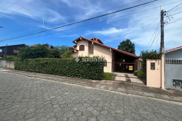 Casa à venda com 200m², 3 quartos, 3 suítes, 3 vagas no bairro Morro das Pedras em Florianópolis