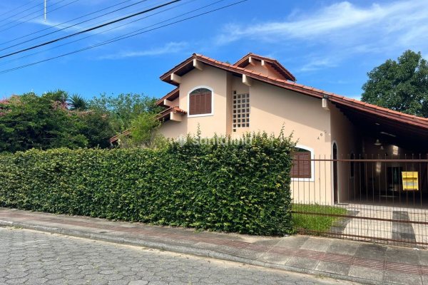Casa à venda com 200m², 3 quartos, 3 suítes, 3 vagas no bairro Morro das Pedras em Florianópolis