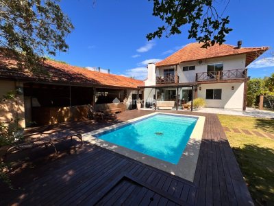 Casa em Condomínio à venda com 425m², 5 quartos, 1 suíte, 2 vagas no bairro Rio Tavares em Florianópolis - Foto 2