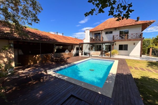 Casa em Condomínio à venda com 425m², 5 quartos, 1 suíte, 2 vagas no bairro Rio Tavares em Florianópolis
