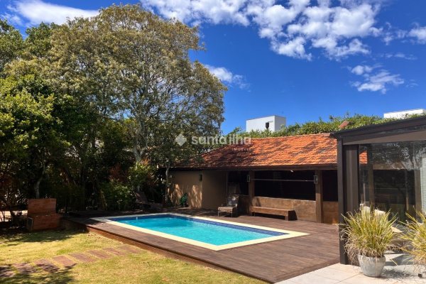 Casa em Condomínio à venda com 425m², 5 quartos, 1 suíte, 2 vagas no bairro Rio Tavares em Florianópolis