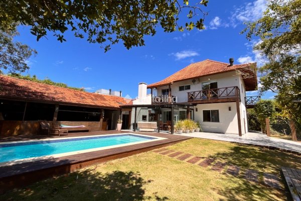 Casa em Condomínio à venda com 425m², 5 quartos, 1 suíte, 2 vagas no bairro Rio Tavares em Florianópolis