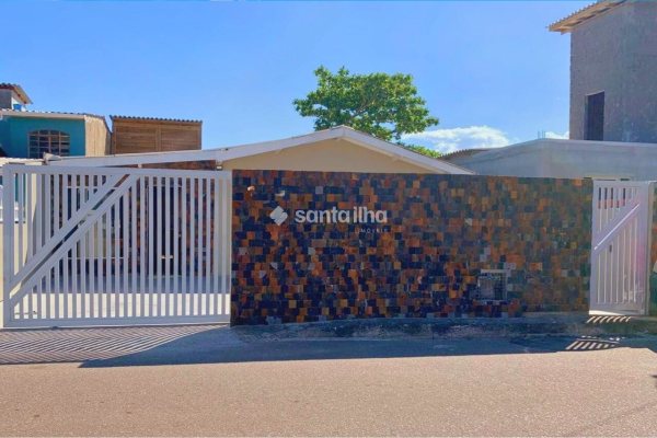 Casa à venda com 130m², 3 quartos, 1 suíte, 2 vagas no bairro Ribeirão da Ilha em Florianópolis