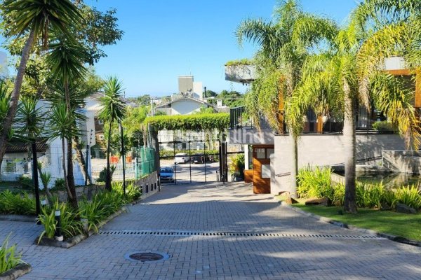 Casa à venda com 238m², 3 quartos, 3 suítes, 2 vagas no bairro Lagoa da Conceição em Florianópolis