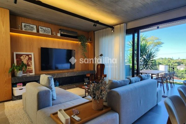 Casa à venda com 238m², 3 quartos, 3 suítes, 2 vagas no bairro Lagoa da Conceição em Florianópolis