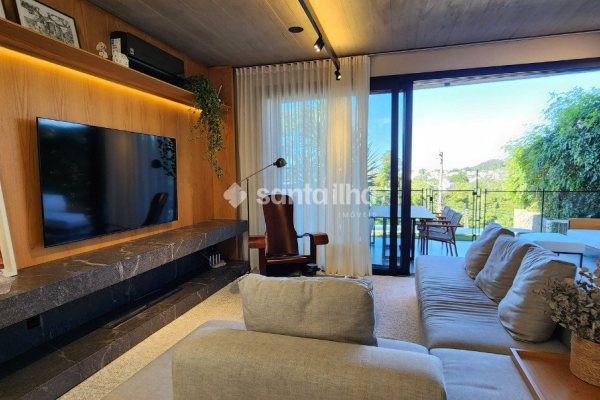 Casa à venda com 238m², 3 quartos, 3 suítes, 2 vagas no bairro Lagoa da Conceição em Florianópolis