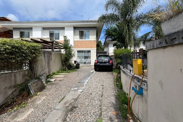 Casa à venda com 93m², 2 quartos, 1 suíte, 2 vagas no bairro Campeche em Florianópolis