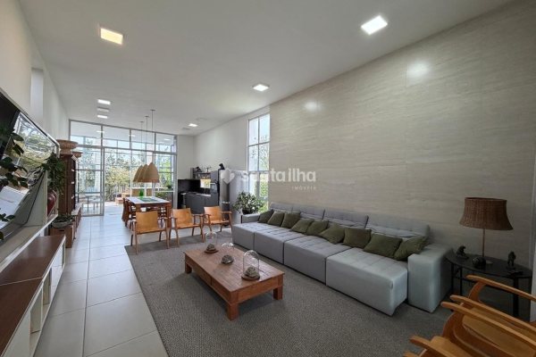 Casa em Condomínio à venda com 222m², 3 quartos, 2 suítes, 1 vaga no bairro Campeche em Florianópolis