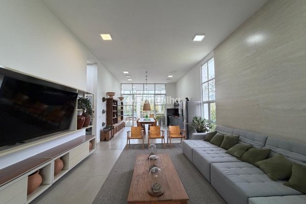 Casa em Condomínio à venda com 222m², 3 quartos, 2 suítes, 1 vaga no bairro Campeche em Florianópolis