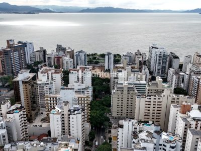Apartamento à venda com 150m², 3 quartos, 3 suítes, 2 vagas no bairro Centro em Florianópolis - Foto 39